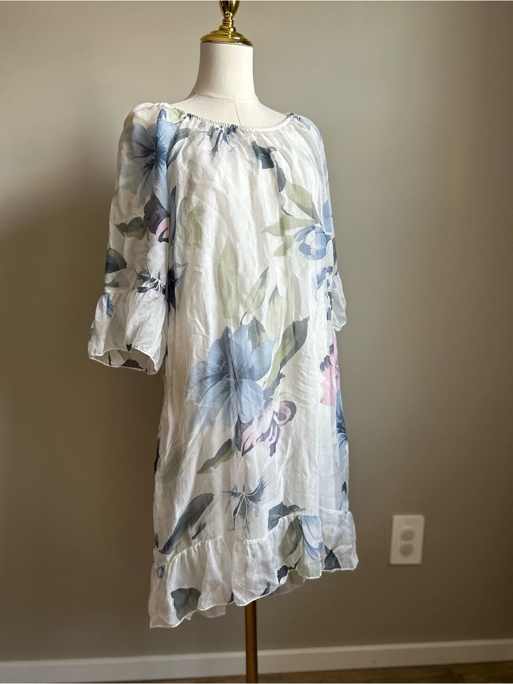 Silk blend made in Italy White Floral flower Shift Dress ruffle hem summer